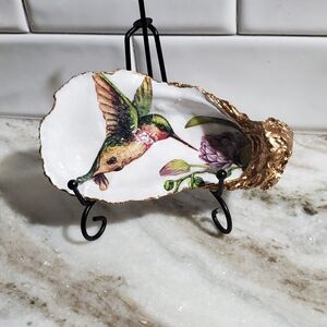 Decorative Large Oyster Shell Hummingbird with Gold Trim and Pearl Necklace⚜️💚⚜